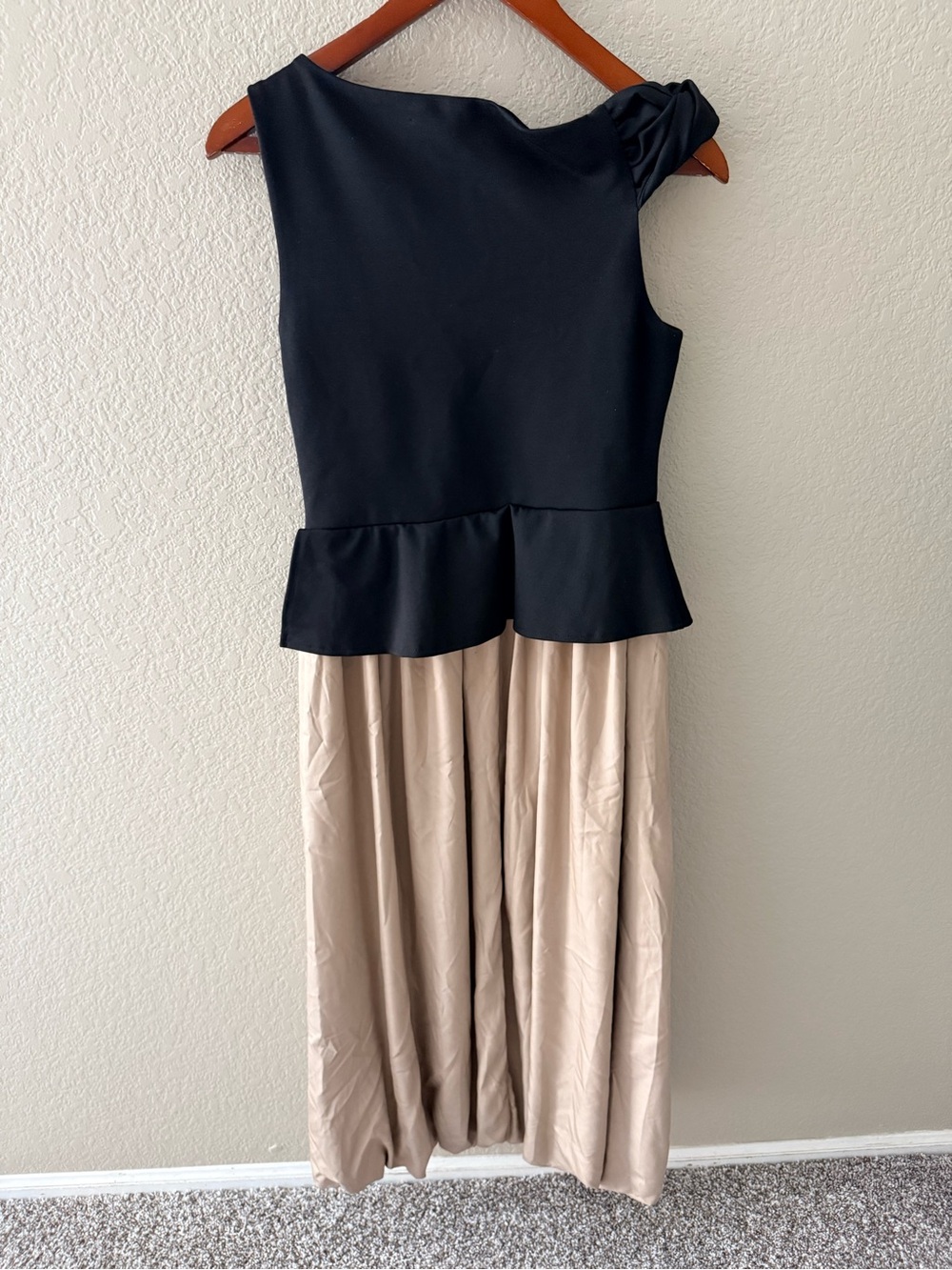 En Saison Black and Cream One-Shoulder Peplum Dress NWOT - Picture 5 of 5
